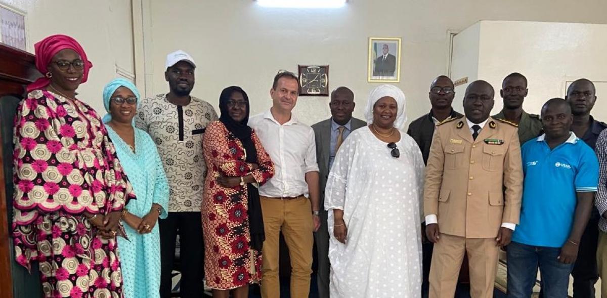 Photo de groupe avec le gouverneur à la fin de la réunion de travail